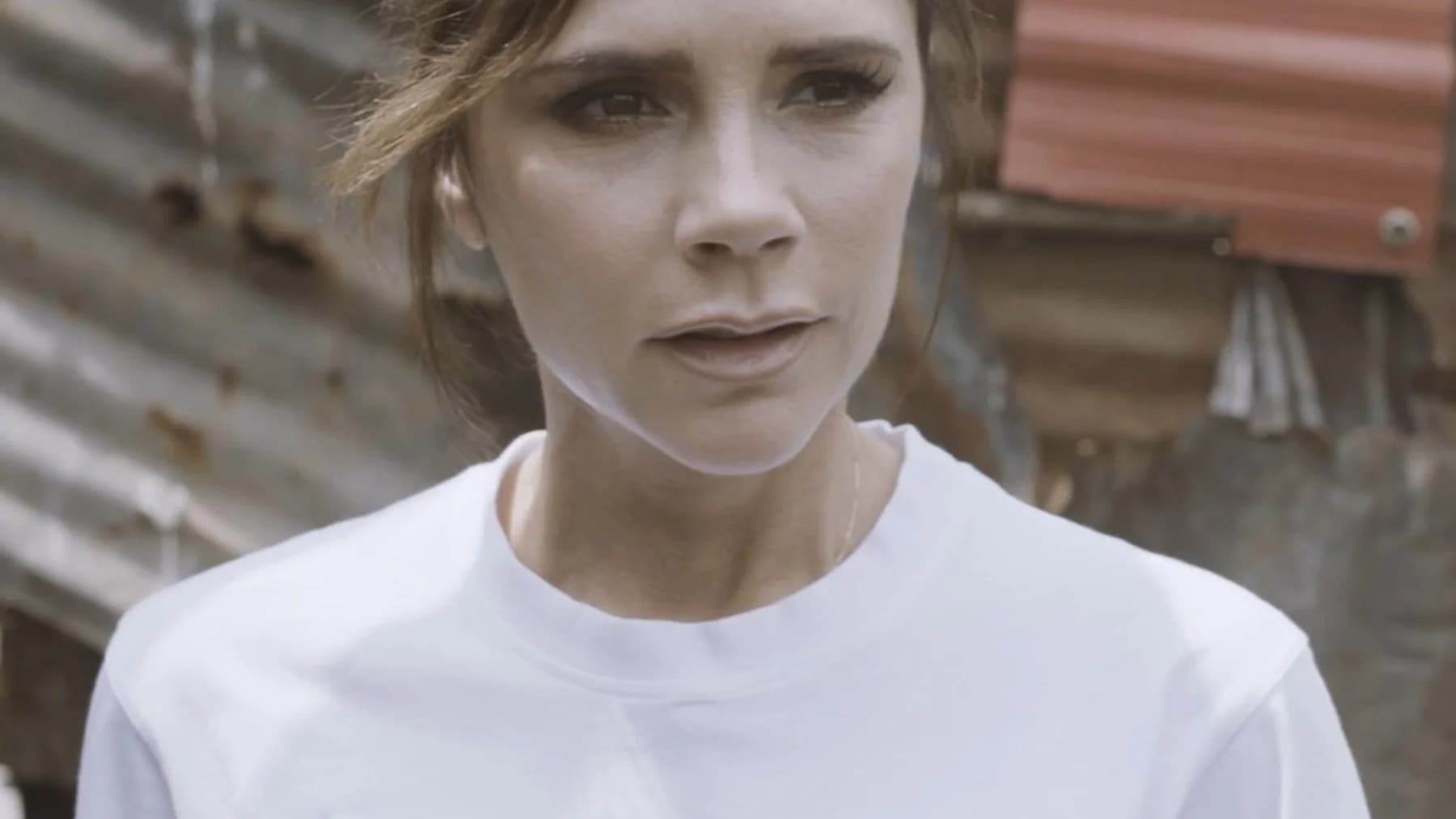 Couverture VJOURNAL pour « Victoria Beckham : quand la discipline produit dépasse un départ célèbre »