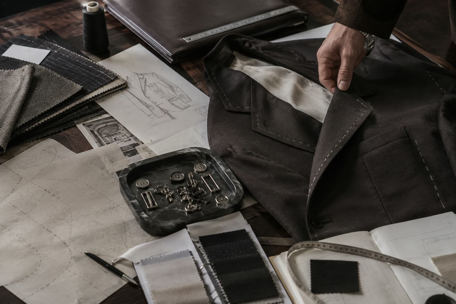 Couverture VJOURNAL pour « Comment se préparer à travailler avec un styliste : que photographier, que mesurer, que dire de votre semaine »