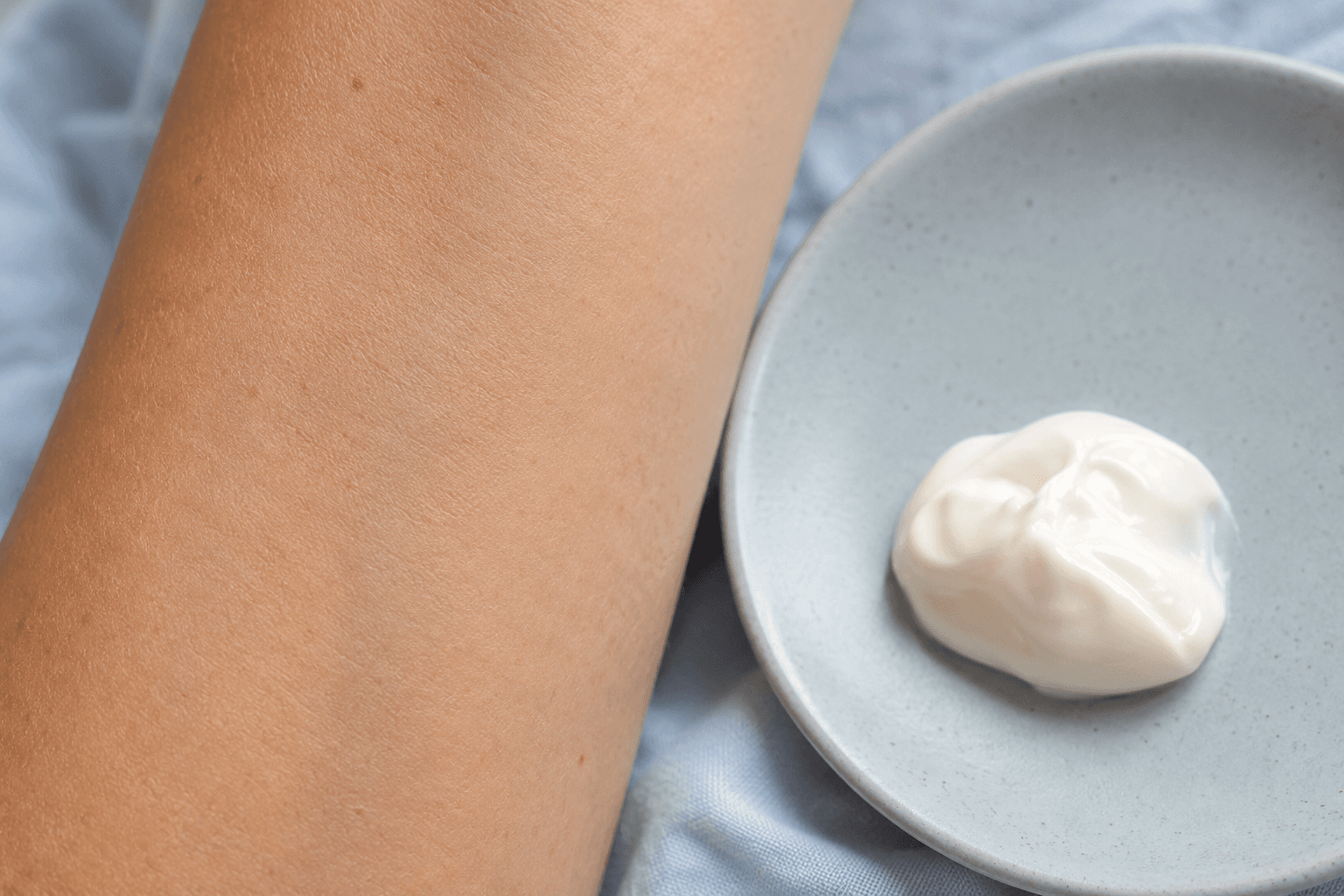 “क्षतिग्रस्त त्वचा की बाधा की मरम्मत कैसे करें: ओवर-exfoliation के बाद न्यूनतम दिनचर्या” लेख के लिए VJOURNAL कवर