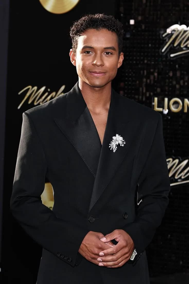 Portrait de l'acteur et musicien Jaafar Jackson en costume noir