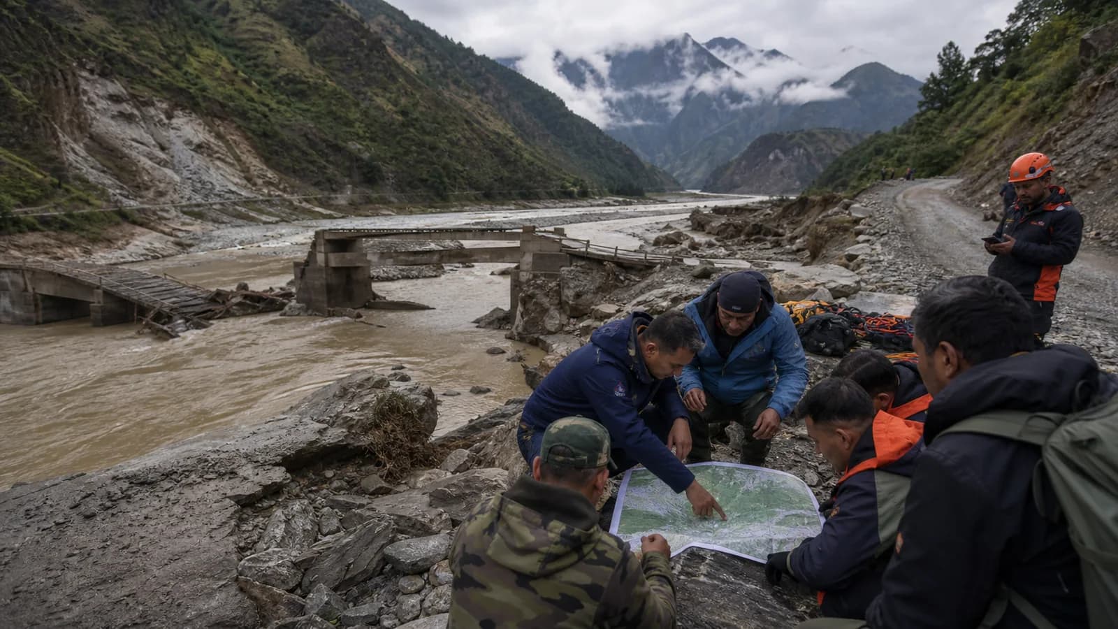 “नेपाल बाढ़ 1 सितंबर: सत्यापित अपडेट और सुरक्षित सहायता मार्ग” लेख के लिए VJOURNAL कवर