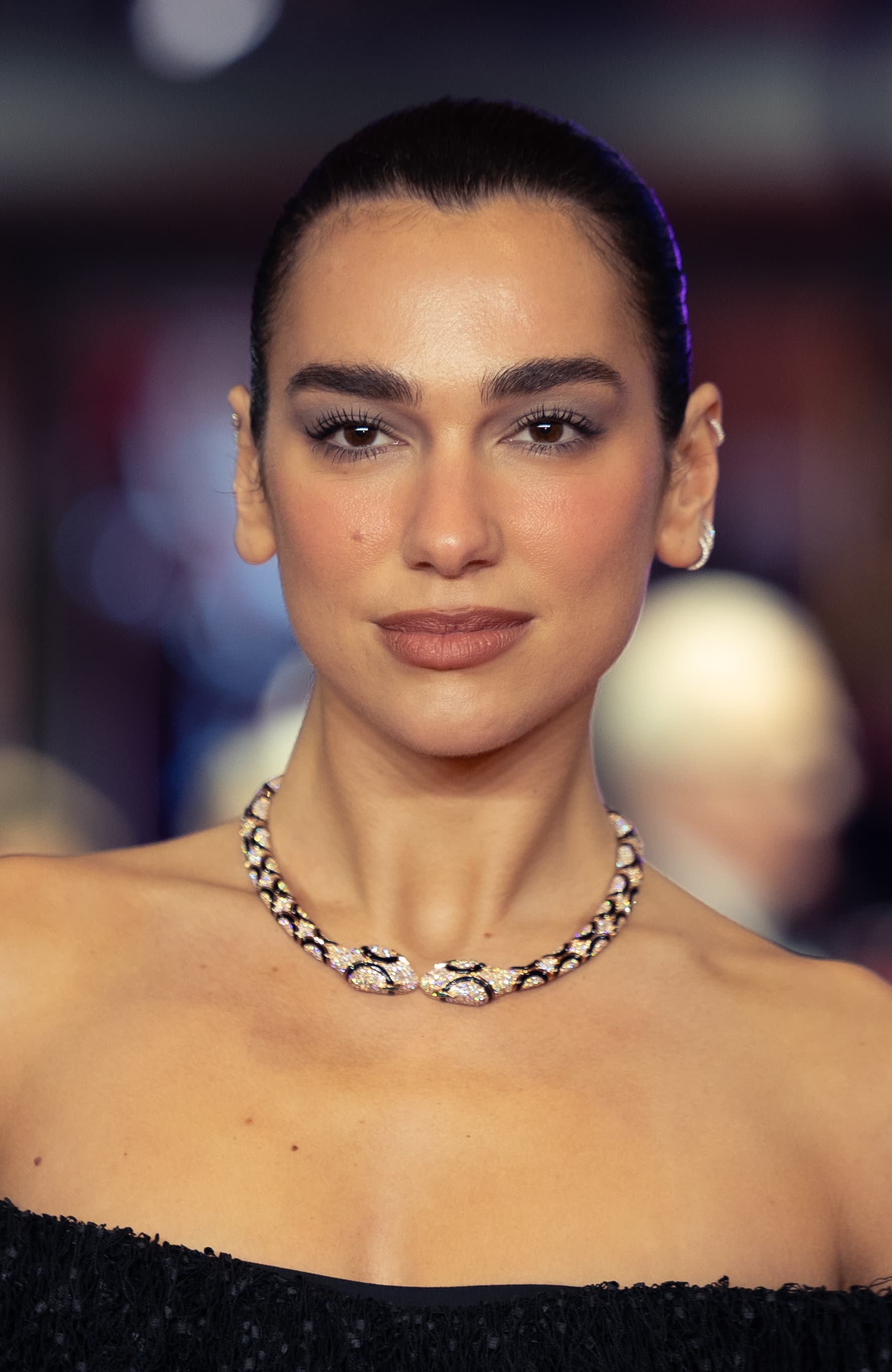 Couverture VJOURNAL pour « Dua Lipa en 2026 : pourquoi la visibilité pop, les visites et le contrôle visuel maintiennent sa demande forte »