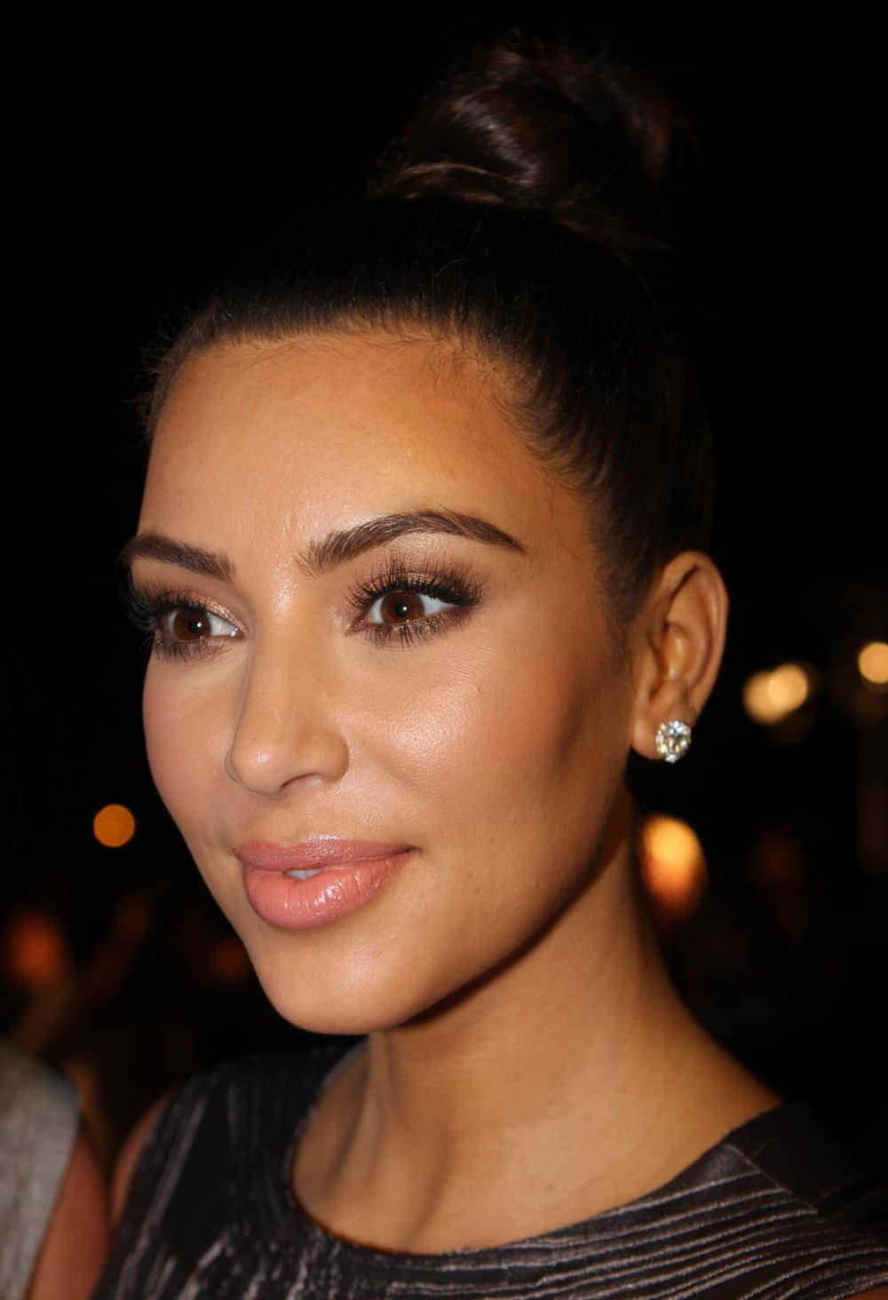 Couverture VJOURNAL pour « Kim Kardashian en 2026 : pourquoi l'échelle de célébrités se convertit encore en recherche, produit et… »